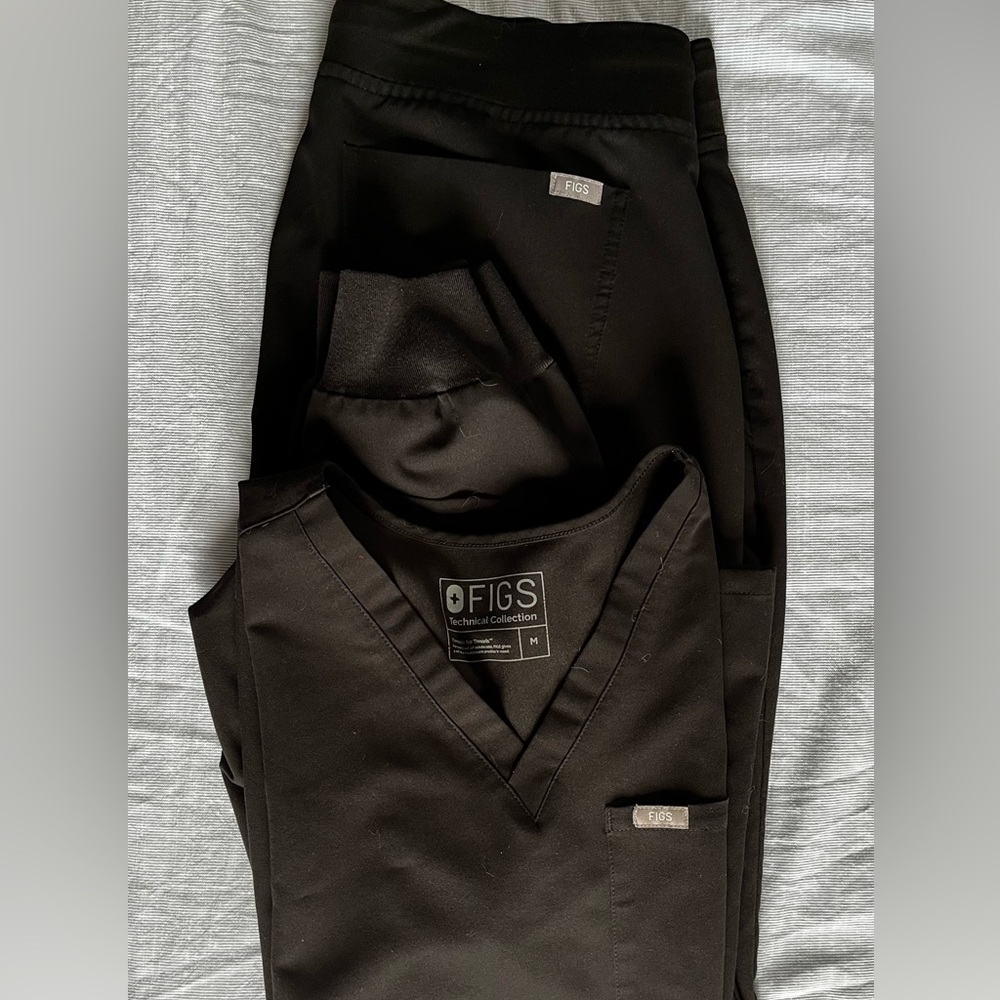FIGS Black Scrub Set